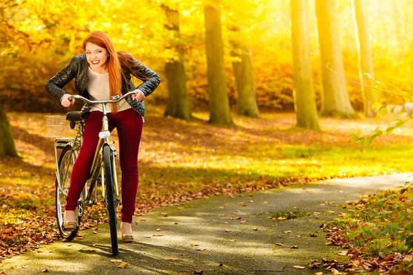 Mujer relajante en el parque de otoño — Foto de Stock