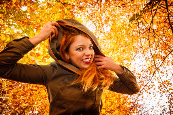 Mujer joven relajándose en el parque de otoño — Foto de Stock