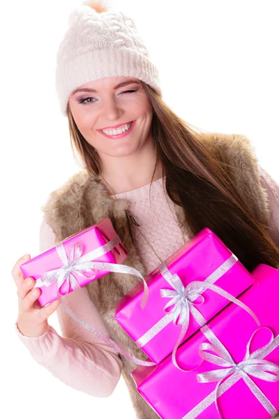 Vrouw met vele roze geschenkdozen — Stockfoto