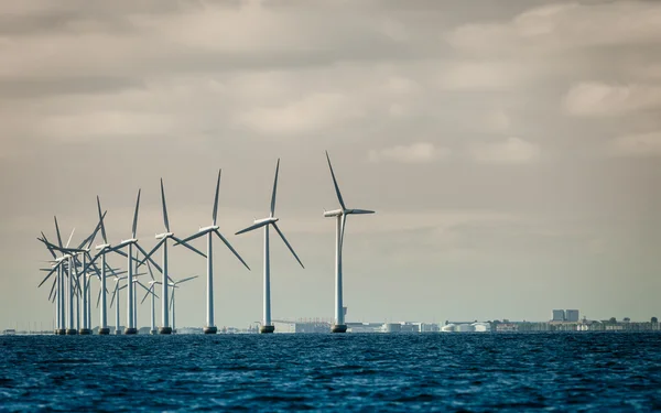 Turbinas eólicas granja generador de energía a lo largo de la costa mar —  Fotos de Stock