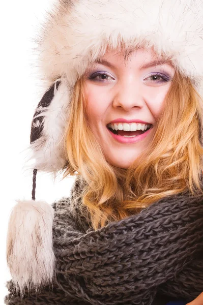 Wintermode Mädchen mit Pelzmütze macht Spaß isoliert — Stockfoto