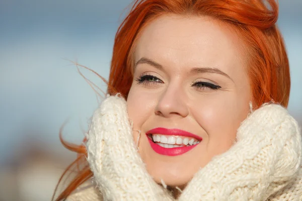 Vrouw genieten van zonlicht op zonnige dag. — Stockfoto