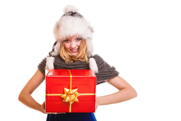 Mujer sosteniendo caja de regalo roja — Foto de Stock