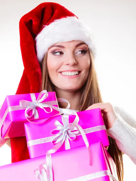 Mujer en santa helper hat sosteniendo cajas de regalo de color rosa Imágenes De Stock Sin Royalties Gratis