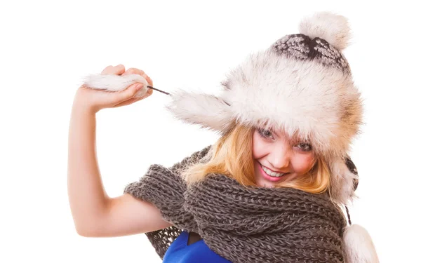 Menina de moda de inverno em chapéu de pele fazendo diversão isolada — Fotografia de Stock