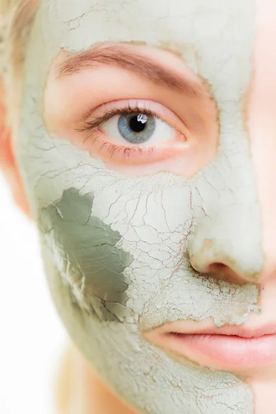 Vrouw in klei modder masker op gezicht. — Stockfoto