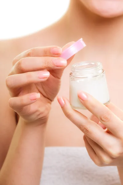 Mujer aplicando crema hidratante . —  Fotos de Stock