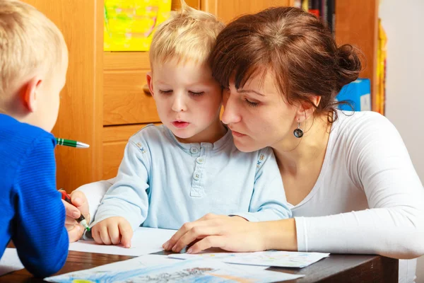 Moeder en zonen tekenen samen — Stockfoto