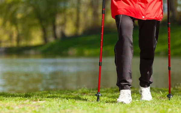 Vrouw wandelen in het park. — Stockfoto