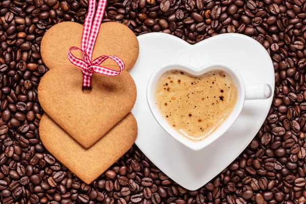 Heart shaped cup and cookies — Stock Photo, Image
