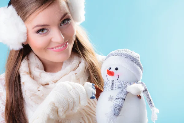 Mujer sosteniendo buen muñeco de nieve juguete —  Fotos de Stock