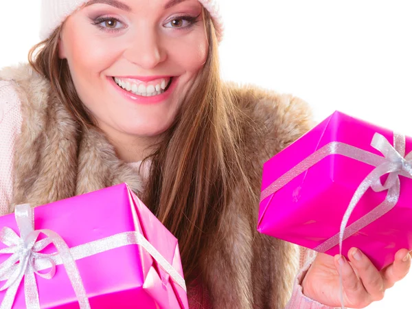 Meisje met roze geschenkdozen poseren — Stockfoto