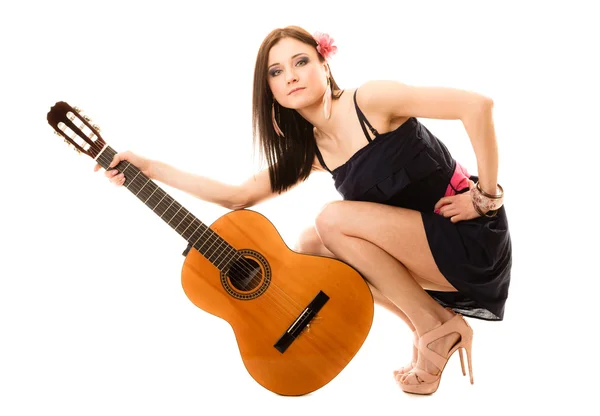 女性の持ち株のギター — ストック写真