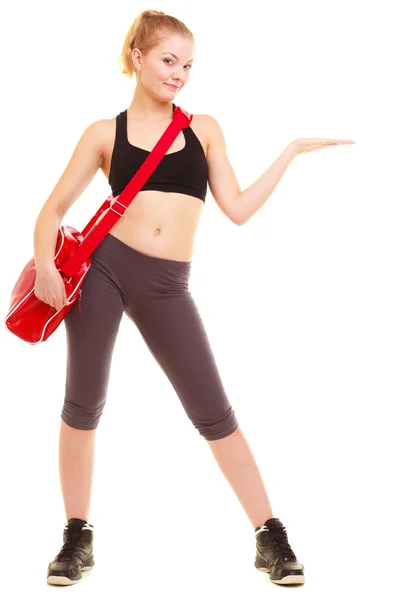 Mujer con bolsa de gimnasio mostrando algo —  Fotos de Stock