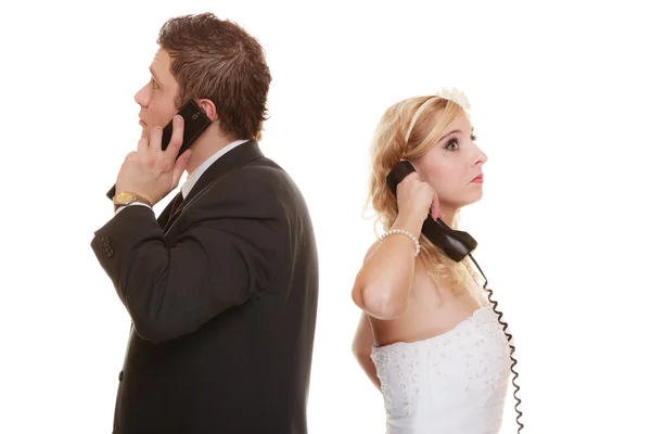 Sposa e sposo parlando al telefono — Foto Stock