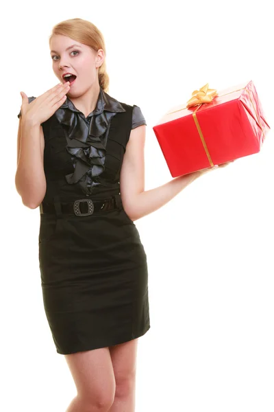 Donna con confezione regalo in posa — Foto Stock