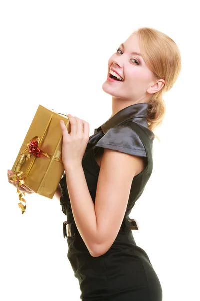 Mujer con caja de regalo de oro sonriendo — Foto de Stock