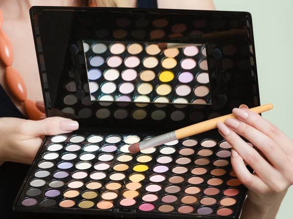 Kleurrijke eyeshadows palet — Stockfoto