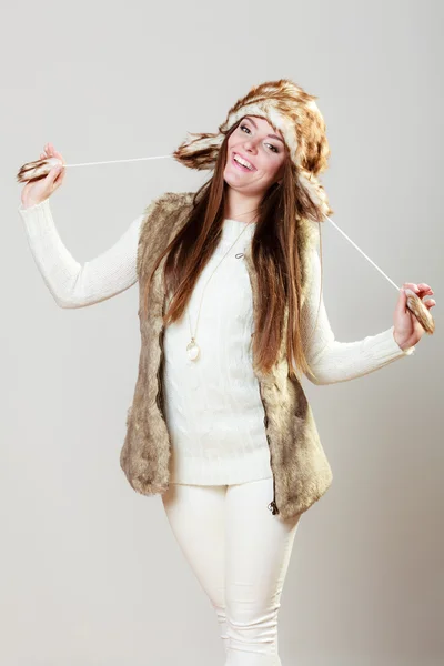 Mujer en invierno ropa gorra de piel —  Fotos de Stock