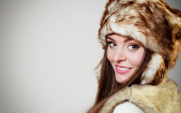 Mujer con ropa de invierno sonriendo —  Fotos de Stock