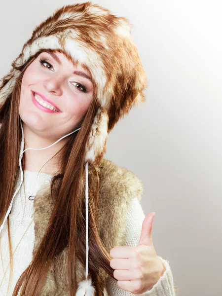 Mulher ouvindo música — Fotografia de Stock