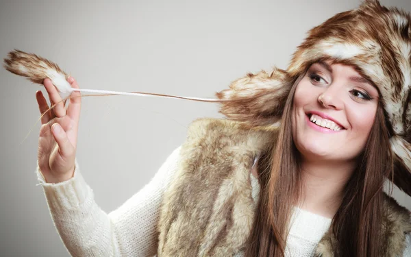 Mujer con ropa de invierno sonriendo —  Fotos de Stock