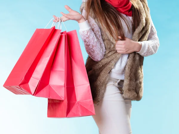 Mulher segurando sacos de compras vermelhos — Fotografia de Stock