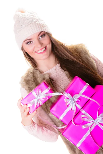 Chica en ropa de invierno caliente con muchas cajas de regalo de color rosa — Foto de Stock