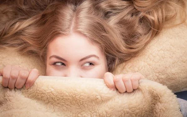 Frau liegt unter Decke im Bett — Stockfoto