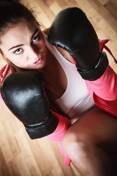 Mulher de luvas pretas boxe — Fotografia de Stock