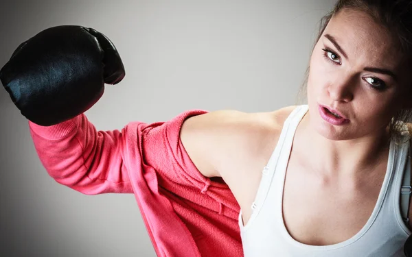黒い手袋ボクシングの女性 — ストック写真