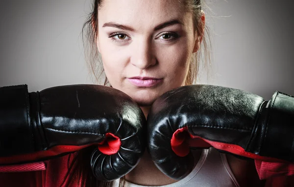 Femme en gants noirs posant — Photo