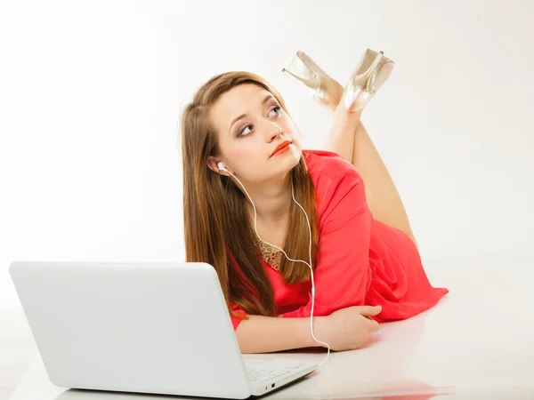 Chica con auriculares, escuchando música — Foto de Stock