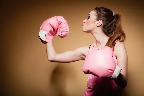 Boxeadora con guantes rosas — Foto de Stock
