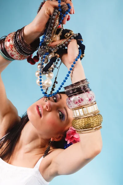 Mujer con joyas en las manos — Foto de Stock