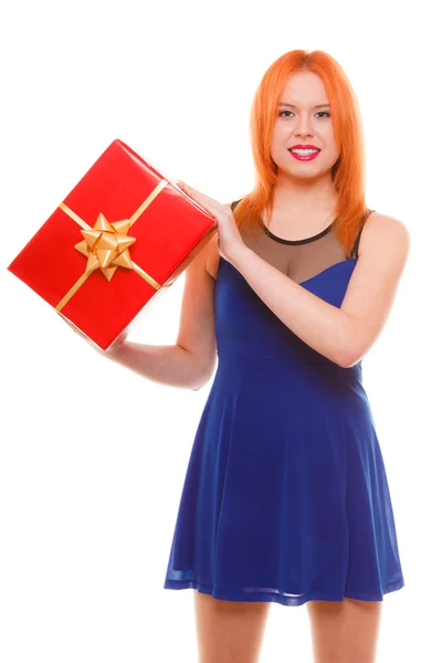 Chica sosteniendo caja de regalo —  Fotos de Stock