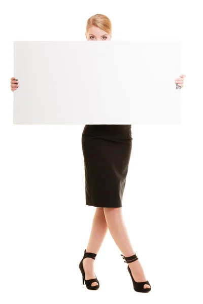 Affärskvinna som gömmer sig bakom banner — Stockfoto