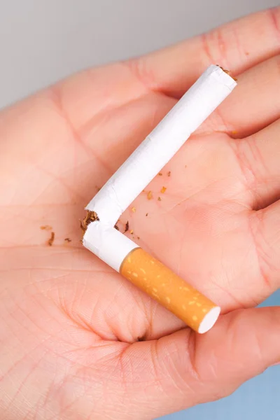 Cigarrillo roto en la mano —  Fotos de Stock