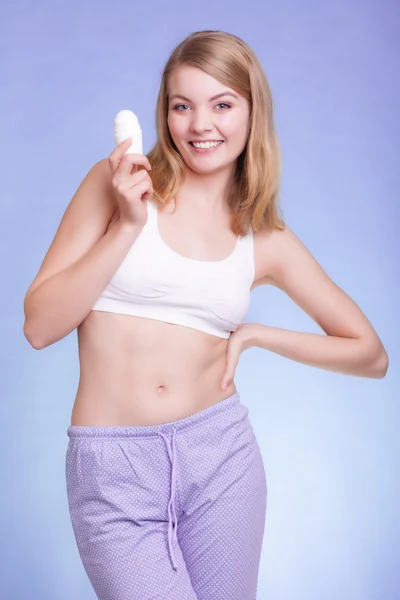 Dívka pózuje s klacek deodorant — Stock fotografie