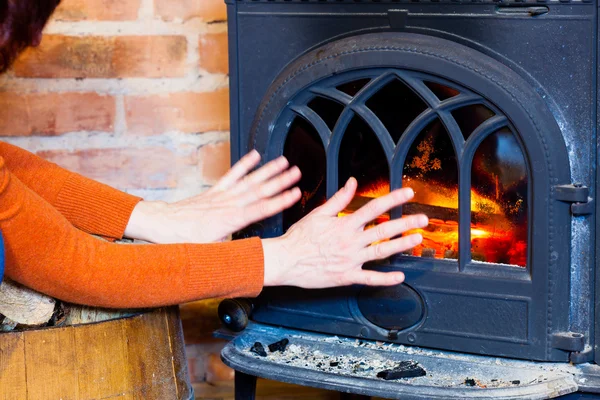 Woman warming her hands — Stock Photo, Image