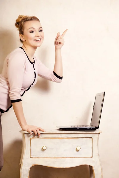 Zakenvrouw werkt op de computer — Stockfoto