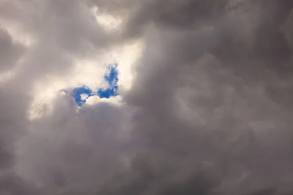 Σύννεφα καλύπτουν τον ουρανό — Φωτογραφία Αρχείου