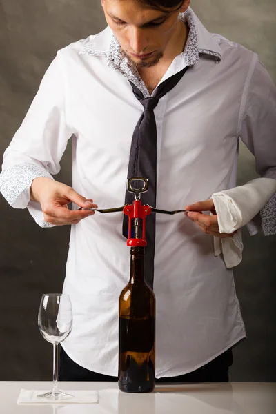 Man opening fles wijn — Stockfoto