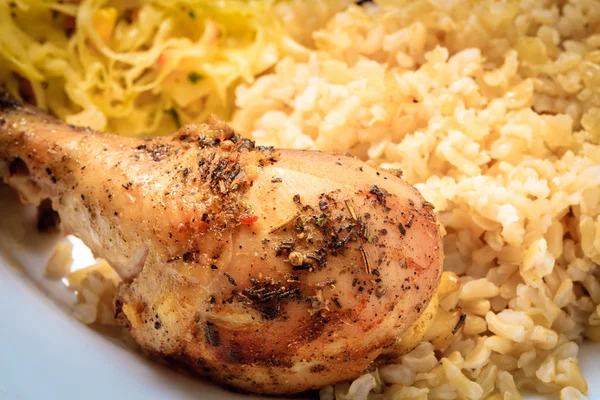 Carne de pollo con arroz y ensalada —  Fotos de Stock