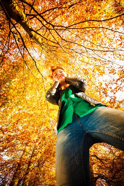 Donna nel parco d'autunno — Foto Stock