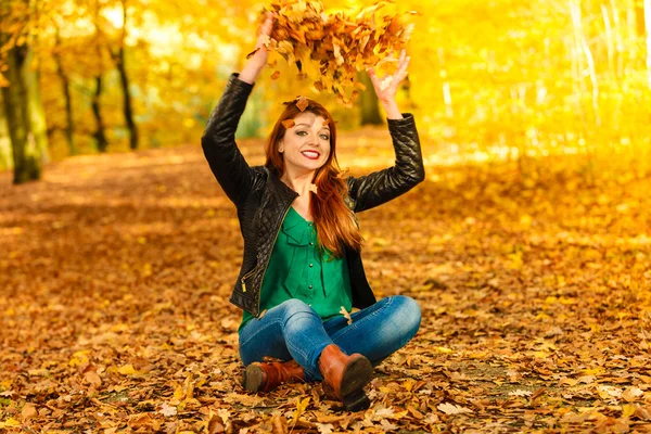 Woman  throwing leaves up in the air. — Stock Photo, Image