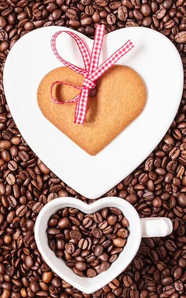 Tasse und Keks auf Kaffeebohnen Hintergrund — Stockfoto