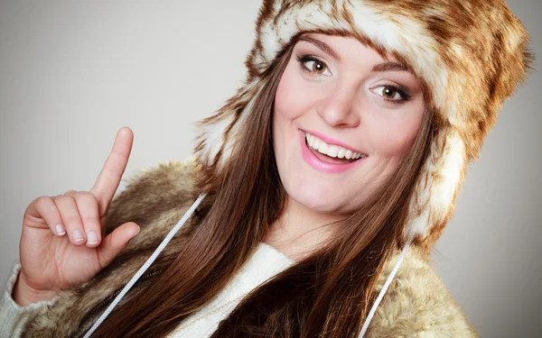Kışın giydiği kürk şapkalı kadın — Stok fotoğraf