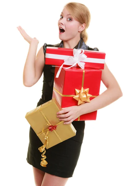 Chica sosteniendo cajas de regalo —  Fotos de Stock