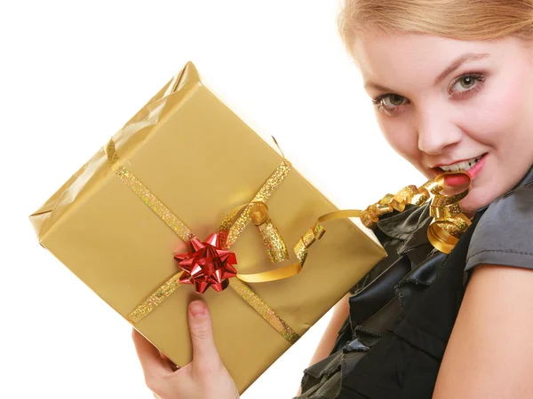 Girl holding gift box — Stock Photo, Image